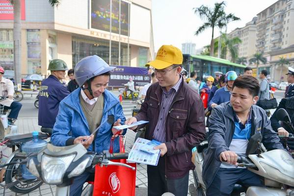 共青团海南省委副书记曾锋在交通路口劝导市民文明出行