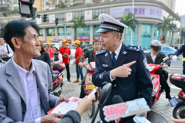 海南七部门联合开展“全国交通安全日”主题活动