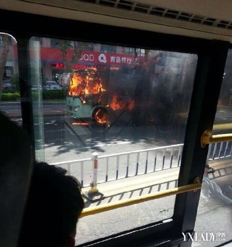 青岛威海公交车起火 幸无人员伤亡