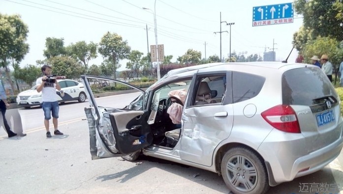 公交车、火车、地铁、飞机、小汽车 自救逃生方法