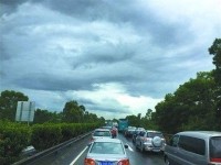 台风天气高速公路行车“四注意”