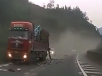 【微视频】货车公路惊现十连撞，现场一片狼藉