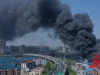 吓人！长沙月湖大市场一车间突发大火，现场浓烟滚滚