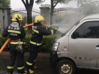 面包车起火！扑救后消防员打开车门后吓出一身冷汗...