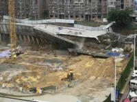 基坑作业遇见汛期，道路沉陷，幸好无人伤亡