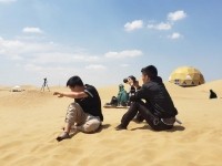 尊龙集团官网外拍团队在内蒙古响沙湾进行外景拍摄