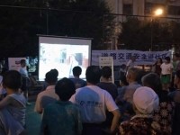 看“坝坝电影”为市民宣传交通安全知识