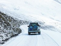 冬季在冰雪路面上驾驶车辆的注意事项